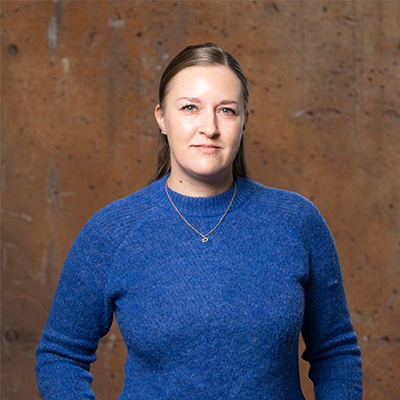 Portrætbillede af Anne Dorthe Klok der er Key Account Manager for kommuner og affaldsselskaber hos HJHansen. Hun er iført blå striktrøje.