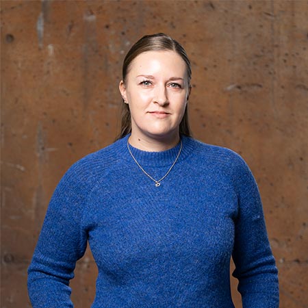 Anne-Dorthe-Klok-HJHansen-Recycling Portrætbillede af Anne Dorthe Klok der er Key Account Manager for kommuner og affaldsselskaber hos HJHansen. Hun er iført blå striktrøje.