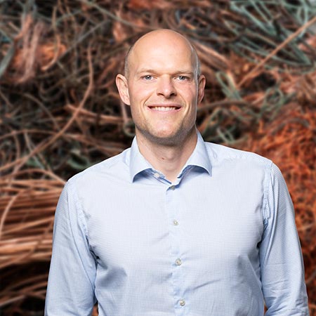 Christian-Bonnicksen-HJHansen-Recycling Jesper T. Ekspert i røde metaller. Mand i blå skjorte