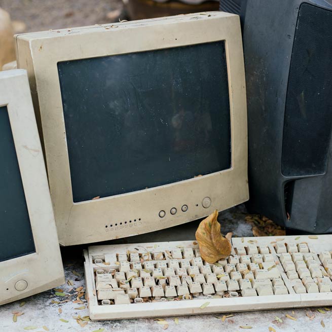 gammel hvid computer. billedrør. tastatur med manglende taster.