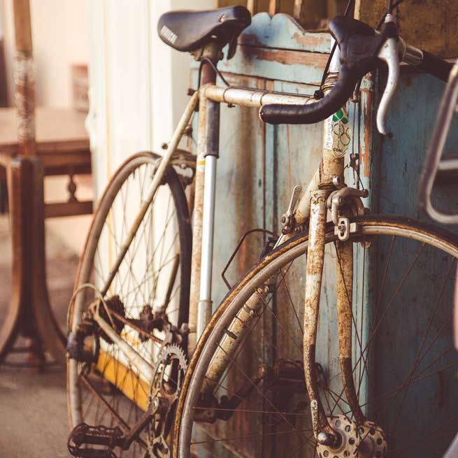 Gammel rusten cykel stående foran gammelt skab