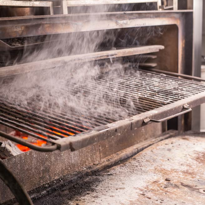 Gammel rusten grill i jern til genanvendelse Gammel rusten grill i jern til genanvendelse