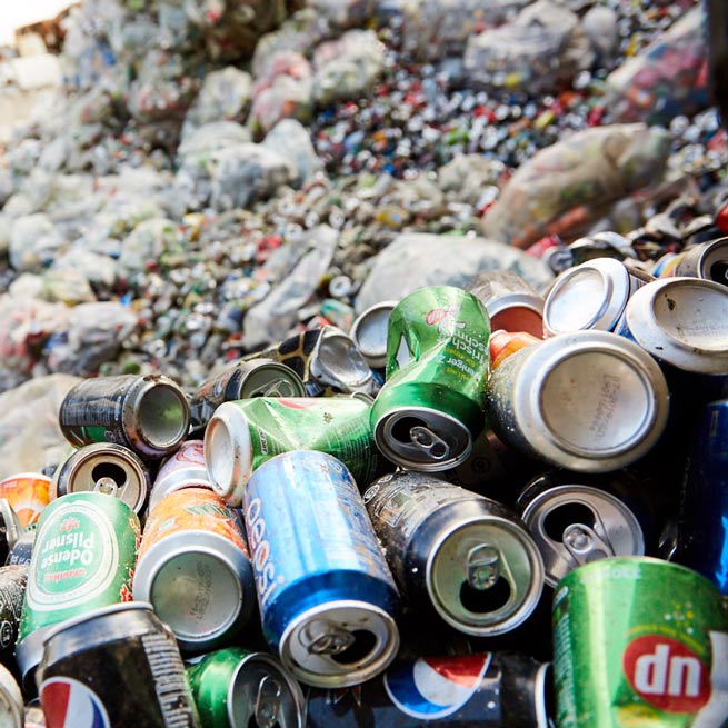 sammenkrøllede dåser af aluminium og jern fra øl, sodavand og cider i mange farver sendt til genanvendelse sammenkrøllede dåser af aluminium og jern fra øl, sodavand og cider i mange farver sendt til genanvendelse