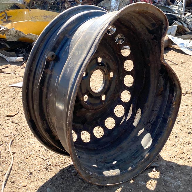 Jernfælg der er bøjet og sendt til skrot Jernfælg der er bøjet og sendt til skrot. Jern og metal skrot hos H.J.Hansen Recycling Group