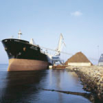 skib_lind-150x150 Billede af deep sea skib ved Lindø Havn, der bliver lastet med jernskrot af store havnekraner