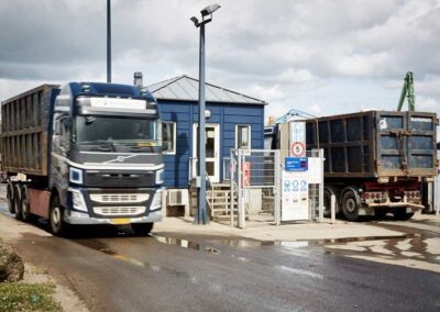 Volvo lastbiler kører ind og ud af brovægt ved HJHansen Recycling