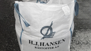 hvid bigbag med H.J.Hansen Råstoffer logo på