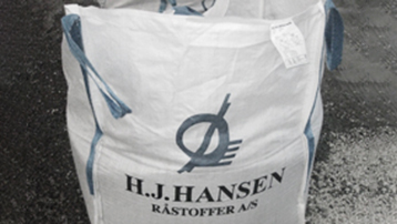 hvid bigbag med H.J.Hansen Råstoffer logo på hvid bigbag med H.J.Hansen Råstoffer logo på
