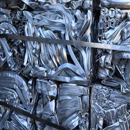 Baller af sammenmast aluminium til genanvendelse.