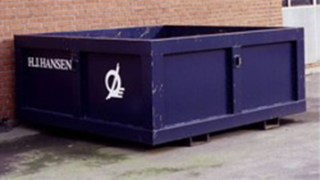 Grabcontainer i blå med HJHansen logo på Grabcontainer i blå med HJHansen logo på