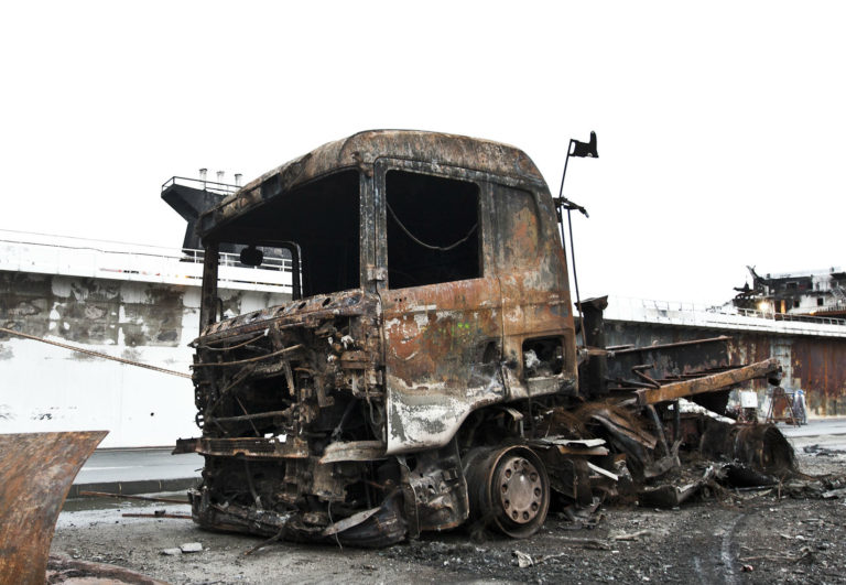Udbrændt lastbil inden nedbrydning