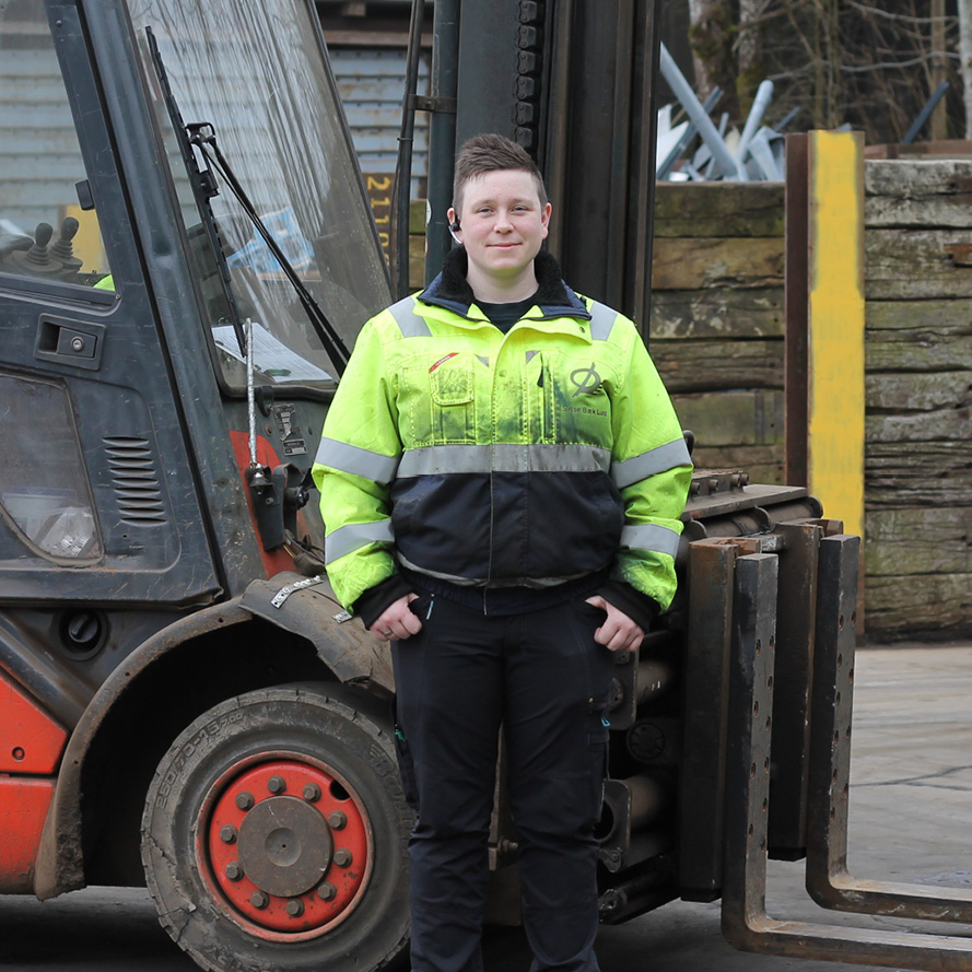 billede af kvinde foran truck billede af kvinde foran truck