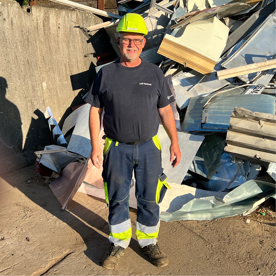 Leif-Hammer-skrotspecialist-genanvendelse-jern-metal Specialist i skrot Leif Hammer med jernskrot i baggrunden