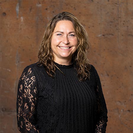 Jeanne-Joergensen-HJHansen-Recycling Portrætbillede af Jeanne Jørgensen der er Senior Key Account Manager for Skrothandlere Sønderjylland, Fyn og Sjælland. Hun er iført sort bluse med blonder på ærmerne.