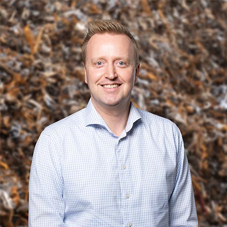 Portrætbillede af Martin Friis Aaquist der er produktchef for jern hos HJHansen. Han er iført lyseblå- og hvidternet skjorte.