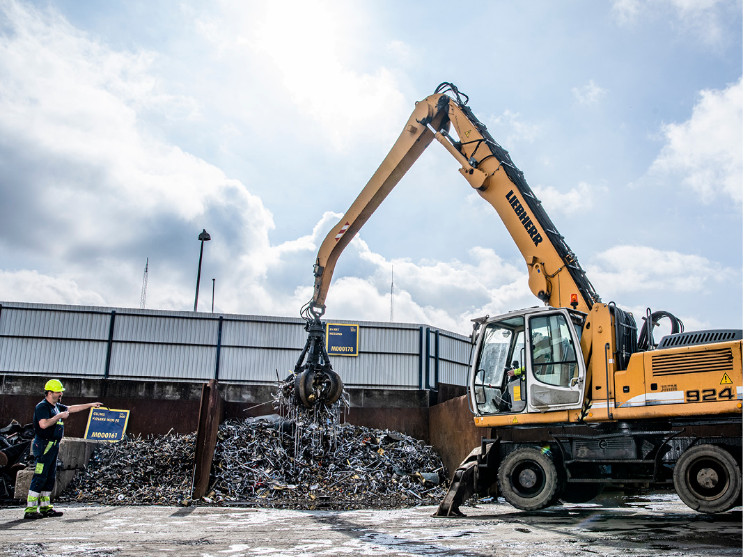 Gul kran der løfter messing v/ HJHansen Recycling Gul kran der løfter messing v/ HJHansen Recycling