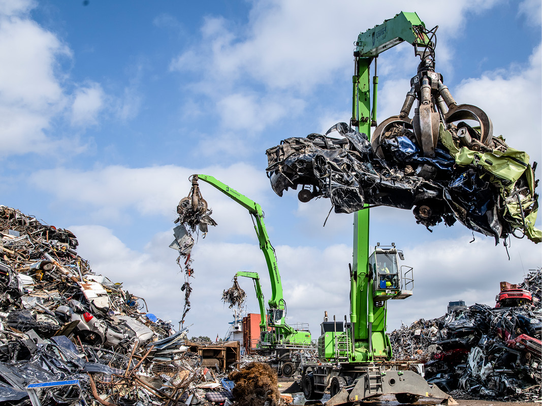 Tre kraner løfter skrot, omringet af skrot v/ HJHansen Recycling Tre kraner løfter skrot, omringet af skrot v/ HJHansen Recycling