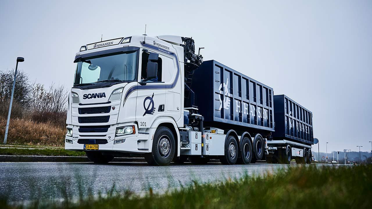 lastbil-hjhansen-recycling Hvis lastbil med blå vogne fra HJHansen Recycling Group