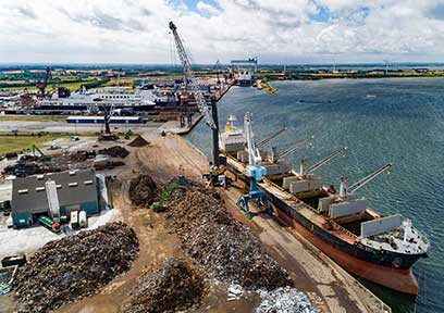 Stort Deep Sea-skib lastes med jernskrot til genanvendelse fra HJHansen Recycling Groups havneplads på Lindø, Port of Odense.