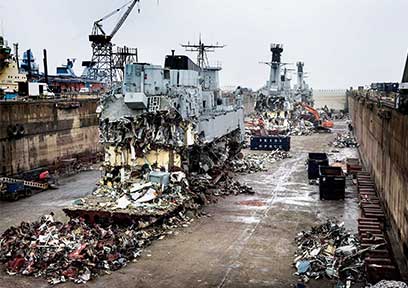 To store fregatter ophugges til genanvendelse af HJHansen Nedbrydning.