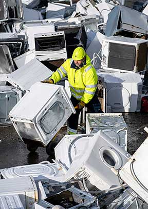 Hvidevarer frasorteres til genanvendelse på HJHansen Recyclings plads i Odense.