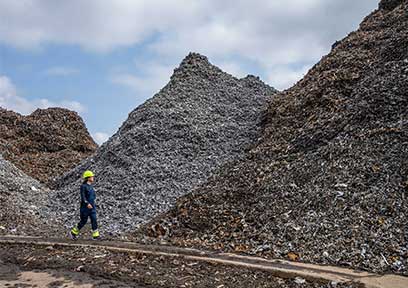 Store bunker af shreddet/fragmenteret jern klar til genanvendelse på HJHansen Recyclings plads i Odense