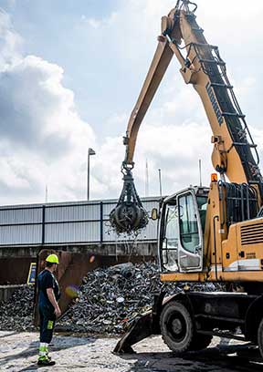 Stor dynge af messing - fx gamle vandhaner og andre armaturer - opsamlet hos HJHansen Recycling i Odense, inden det sendes til genanvendelse.