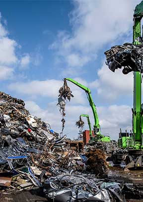 Tre kraner arbejder med skrot hos HJHansen Recycling Group. Det er komplekse materialer, som fx en bil, der består af en blanding af jern, metal, glas, plast, skum, træ osv. Materialerne skal sendes gennem shredderen, der kan neddele dem, så de forskellige fraktioner kan sendes til genanvendelse.