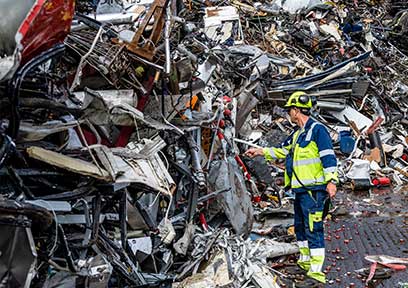 Alle leverancer bestående af sammensatte materialer - fx metalfraktionen fra genbrugsstationerne eller skrotbiler - skal kontrolleres for uønskede objekter som gasflakser, lithiumbatterier mv., samt tjekkes for løst affald. Det gør HJHansen Recycling Groups kontrollanter på alle pladser.