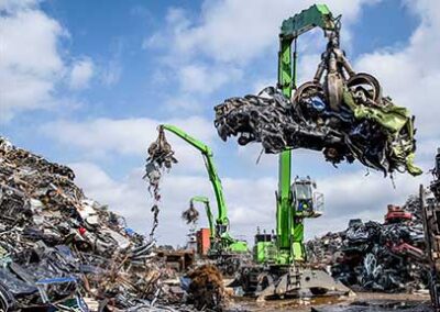 Tre kraner arbejder med skrot hos HJHansen Recycling Group. Det er komplekse materialer, som fx en bil, der består af en blanding af jern, metal, glas, plast, skum, træ osv. Materialerne skal sendes gennem shredderen, der kan neddele dem, så de forskellige fraktioner kan sendes til genanvendelse.