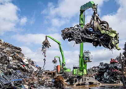 Tre kraner arbejder med skrot hos HJHansen Recycling Group. Det er komplekse materialer, som fx en bil, der består af en blanding af jern, metal, glas, plast, skum, træ osv. Materialerne skal sendes gennem shredderen, der kan neddele dem, så de forskellige fraktioner kan sendes til genanvendelse.