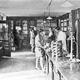 HJHansen-historie-1829-vinbutik HJHansen Recycling Group. Historie, 3 kvinder i vinbutik fra 1829.