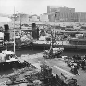 Historie, 1940. Her anlægger HJHansen sit eget havnebassin til ophugning af skibe.