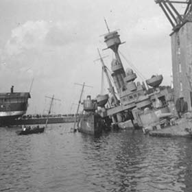 HJHansen-historie-1949--frigatten-Peder-Skram Sort og hvidt billede af frigatten Peder Skram, der skrottes af HJHansen - Historie 1949