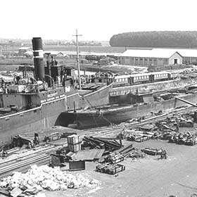 HJHansen Recycling Group. Historie fra 1960'erne af HJHansens skib Rediff der ligger til ved kajen. 