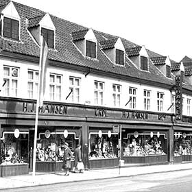 HJHansen Recycling Group. Forretningen i Vestergade 97-101 fotograferet i jubilærumsåret 1979. Der udkom bla.a andet en særlig jubilæumsavis, spækket med gode vin- og delikatessetilbud. 