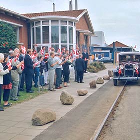 HJHansen-historie-2002-jubilaeum HJHansen Recycling Group har 175 års jubilæum, mange medarbejdere står med flag ude foran HJHansens hovedkontor i Odense.