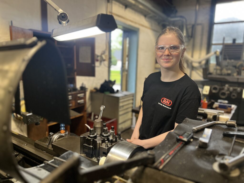 Anna Demant Anna Demant er i lære som industritekniker på Rynkeby Maskinfabrik, hvor hun starter på de konventionelle maskiner i det første halve år, inden det går løs på CNC maskinerne. Samme sted som hendes morfar før hende.