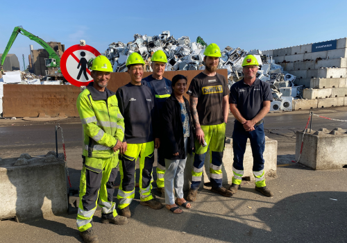 træningsbanen Totalbillede af 6 personer i arbejdstøj på HJHansen Recycling Groups Plads i Odense.