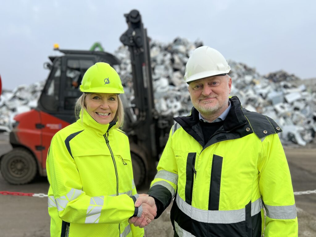 Pressemeddelelse-billede-totalløsning Pressemeddelelsebillede. Ditte fra HJHansen og Thomas fra Miljølogistik giver hånd på ny aftale.