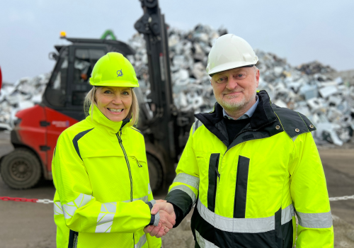 Pressemeddelelsebillede. Ditte fra HJHansen og Thomas fra Miljølogistik giver hånd på ny aftale.