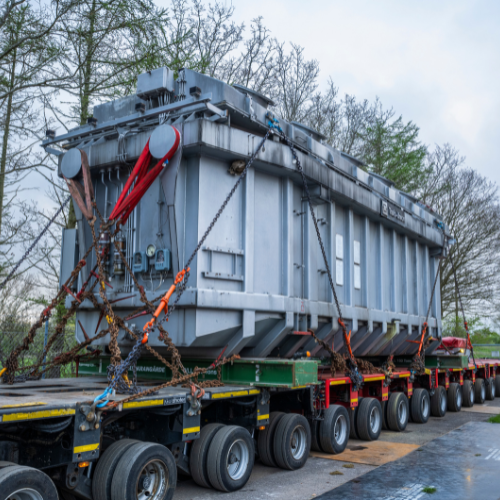 Stor transformer der transporteres