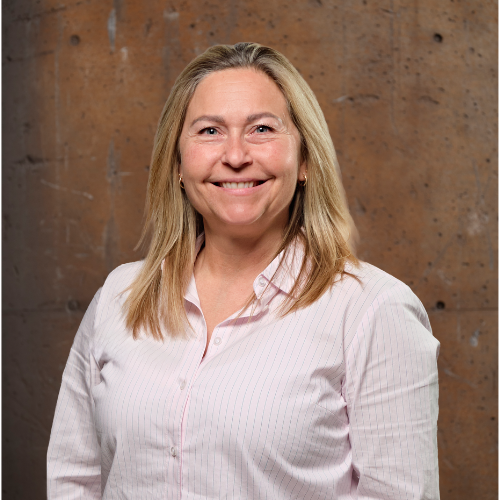 Portrætbillede af Jeanne Jørgensen der er Senior Key Account Manager for Skrothandlere Sønderjylland, Fyn og Sjælland. Hun er iført sort bluse med blonder på ærmerne.