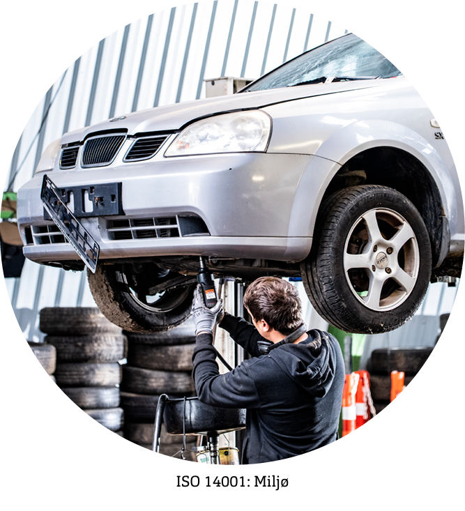 mand arbejder på grå bil