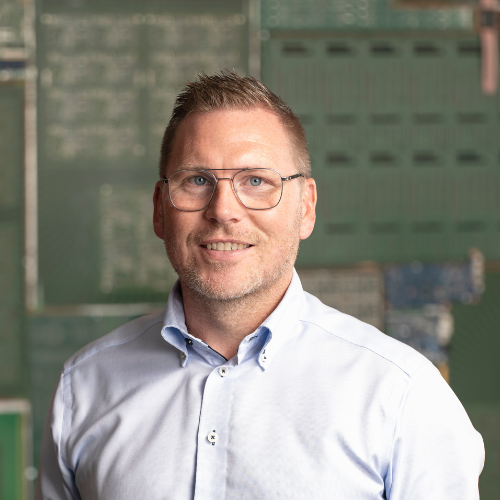 Portrætbillede af Thomas Jessen der arbejder for HJHansen Recycling. Han er iført blåmønstret skjorte.