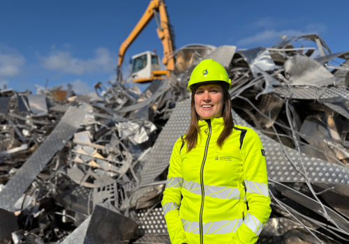 Anne og Rene fra Aarhus Jern og Metal på pladsen i Hasselager